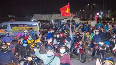 Người đảng viên với nhóm từ thiện xả thân hỗ trợ người dân (Bài cuối): Hỗ trợ người dân khó khăn trên đường về quê