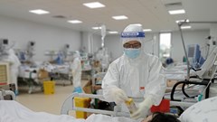 Người mẹ chọn “ở lại” để con đi thi không bị kỳ thị