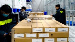 Bàn giao lô thuốc kháng thể đơn dòng Evusheld đầu tiên tại Việt Nam