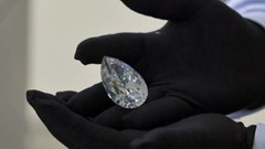 Trưng bày viên kim cương trắng khổng lồ nặng hơn 228 carat