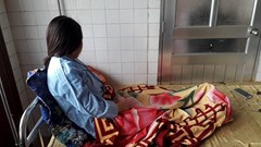 VỤ VIỆC CÔ GIÁO THỰC TẬP MẦM NON BỊ PHỤ HUYNH “CHO” NHẬP VIỆN: Vết bầm ở chân do trẻ tự va vào đu quay