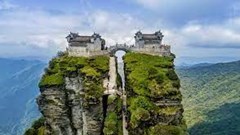 Trung Quốc: Bị phạt gần nửa tỷ đồng vì vẽ bậy lên vách đá ngọn núi linh thiêng