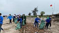 Hơn 200 học sinh, thanh niên, bộ đội Biên phòng chung tay dọn rác bãi biển