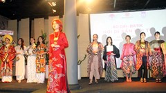 Độc đáo Áo dài Việt Nam trên nền lụa Batik Indonesia