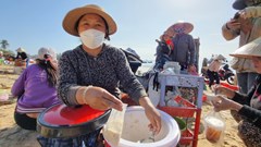 Người mẹ góa miền biển gắn với gánh đậu hũ nuôi con