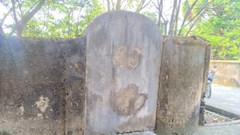 Hai tấm bia đá cổ tại xã Xuân Thiên, Thọ Xuân, Thanh Hóa: Một bị trưng dụng làm tường rào, một bỏ hoang