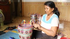 Đáng nể người làm nên những chiếc gùi từ phế thải ve chai