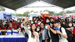 Hoa hậu Đỗ Thị Hà giao lưu với bạn trẻ về bí quyết “Tự tin mở lối”