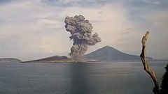 Núi lửa Anak Krakatoa ở Indonesia phun trào, cột tro cao tới 3.000m