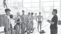 Đội tuyển bơi miệt mài tập luyện