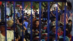 Người dân xếp hàng thâu đêm chờ mua vé bóng đá tại Phú Thọ