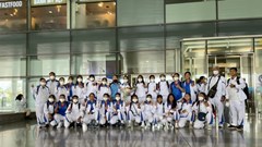 Dàn cầu thủ đến Việt Nam chuẩn bị tranh tài