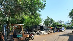 Chiếm dụng công viên, vỉa hè, lòng đường làm nơi sửa chữa ô tô (TP Quy Nhơn, Bình Định): Cần sớm giải quyết dứt điểm