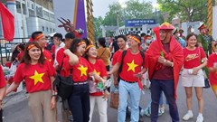 "Sức nóng" ngoài sân SVĐ Việt Trì