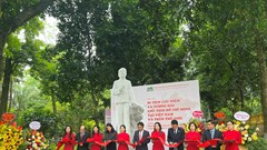 Triển lãm Di tích lưu niệm và tượng đài Chủ tịch Hồ Chí Minh tại Việt Nam và trên thế giới