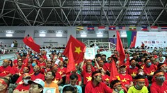 Nhà thi đấu TDTT Hà Nam sôi động trước giờ bóng lăn