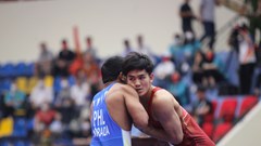 “Mưa vàng” từ các đô vật chủ nhà