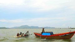 Khai thác phễnh bằng máy bơm, hủy hoại môi trường đầm Thị Nại