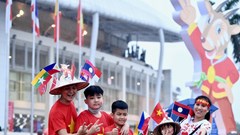 CĐV đội mưa làm nóng sân vận động Mỹ Đình