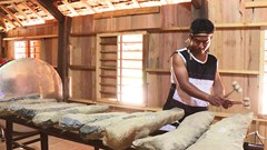 Bàn giao 10 bộ đàn đá Khánh Sơn đến các xã, vùng đồng bào DTTS