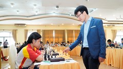 Lê Quang Liêm truyền cảm hứng chơi cờ cho các kỳ thủ nhí