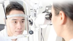 Tự ý điều trị viêm kết mạc có thể dẫn đến đục thuỷ tinh thể ở người trẻ