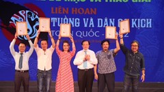 Tuồng và Dân ca kịch "tìm" đất sống
