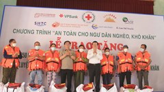 Trao tặng gần 14.700 bộ áo phao cứu sinh cho ngư dân nghèo miền Trung