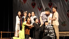 Xúc động suất diễn báo cáo của diễn viên lớp nâng cao Sân khấu Kịch Hồng Vân