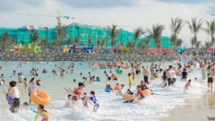 Không phải ngày nghỉ, Tổ hợp biển tạo sóng lớn nhất thế giới vẫn đông nghịt khách dịp 1.6