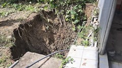 Sống thấp thỏm bên “hố tử thần