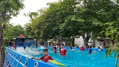 Khó khăn trong dạy bơi cho trẻ em