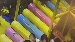 Công an triệu tập người đàn ông đánh bé gái 5 tuổi trong nhà sách