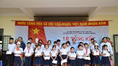 Báo Văn Hóa trao học bổng cho học sinh nghèo vượt khó học giỏi