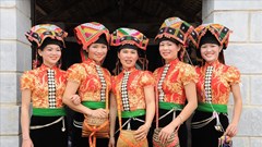 Cách tân trang phục truyền thống: Cần thiết, nhưng nên tiết chế