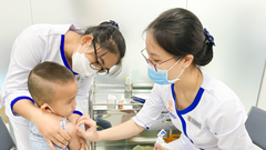 Vắc xin phòng bệnh cho người lớn và trẻ em không bị thiếu và vẫn bình ổn