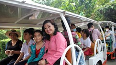 NSND Kim Cương vui cùng trẻ mồ côi tại Thảo Cầm Viên Sài Gòn