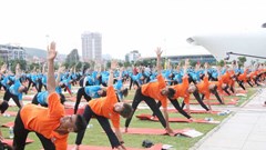 Gần 3.000 người tham gia Ngày Quốc tế Yoga lần thứ 8 tại Quảng Ninh