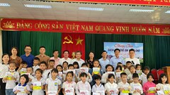 Trao tặng sách cho học sinh dân tộc Thái tỉnh Thanh Hóa
