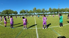 Đội tuyển nữ Việt Nam ra sân tập trong ngày đầu tiên tới Pháp