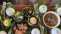Độc đáo mâm cơm "Xa la party" của người Bru Vân Kiều