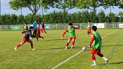 Tuyển nữ Việt Nam làm quen sân thi đấu ở chuyến tập huấn Pháp