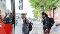 50 cán bộ, giảng viên ĐH Luật TP.HCM tham gia coi thi tại Bình Thuận