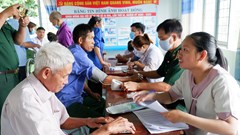 Khám chữa bệnh và tặng quà cho người cao tuổi