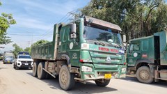 Quảng Ngãi: Người dân “ngộp thở” vì bụi do xe tải chở đất, đá