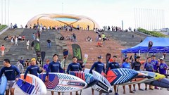 Lâm Đồng: Sôi động giải đua chèo ván đứng trên hồ Xuân Hương