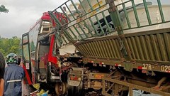 Thanh Hóa: Xe khách đấu đầu xe container, 5 người thương vong