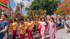 Du khách háo hức “check in” tinh hoa lễ hội truyền thống tại VinWonders Nam Hội An