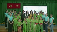 Thí sinh Miss World Vietnam 2022 thích thú khi 'đánh trống - múa lân'