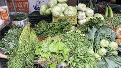 Xăng dầu giảm giá, hàng hoá sao mãi không giảm?